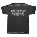 Camiseta Unissex Undiagnosed But Something Is Definitely Wrong Divertida Y2K Algodão