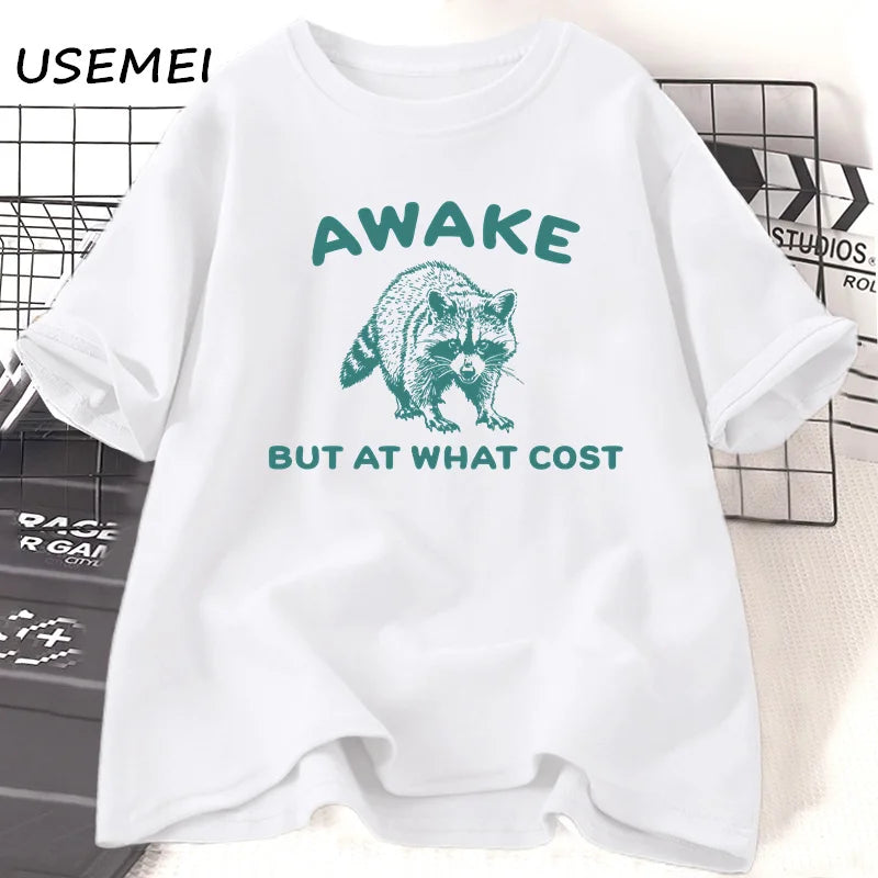 Camiseta Unissex Vintage “Awake But At What Cost” – Estampa Guaxinim Engraçado, Algodão