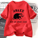 Camiseta Retro Awake But At What Cost Possum Divertida Sarcástica Vintage Anos 90