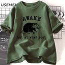 Camiseta Retro Awake But At What Cost Possum Divertida Sarcástica Vintage Anos 90