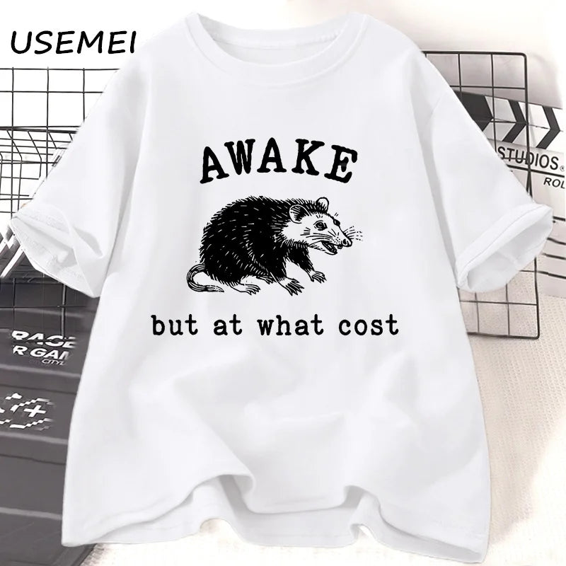 Camiseta Retro Awake But At What Cost Possum Divertida Sarcástica Vintage Anos 90