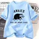 Camiseta Retro Awake But At What Cost Possum Divertida Sarcástica Vintage Anos 90