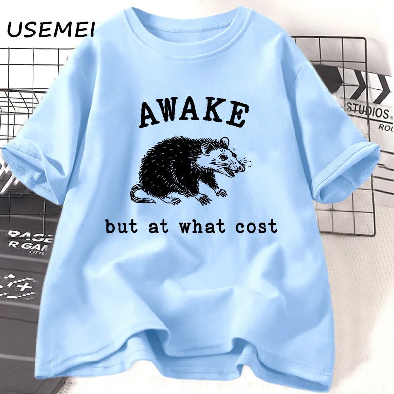 Camiseta Retro Awake But At What Cost Possum Divertida Sarcástica Vintage Anos 90