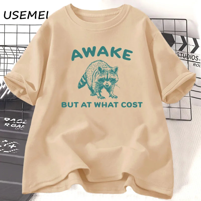 Camiseta Unissex Vintage “Awake But At What Cost” – Estampa Guaxinim Engraçado, Algodão