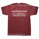 Camiseta Unissex Undiagnosed But Something Is Definitely Wrong Divertida Y2K Algodão