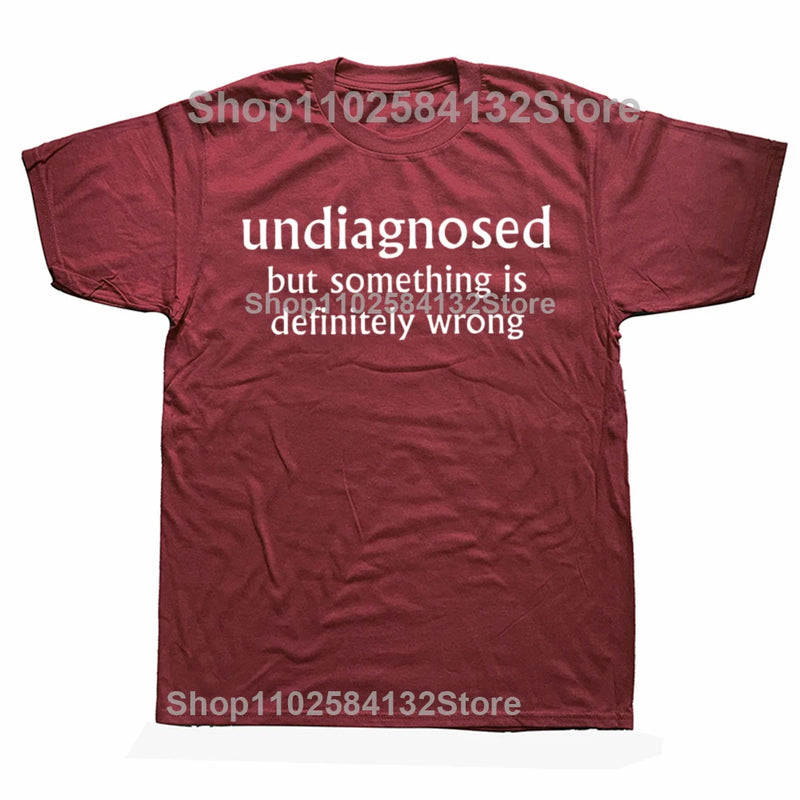 Camiseta Unissex Undiagnosed But Something Is Definitely Wrong Divertida Y2K Algodão