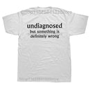 Camiseta Unissex Undiagnosed But Something Is Definitely Wrong Divertida Y2K Algodão