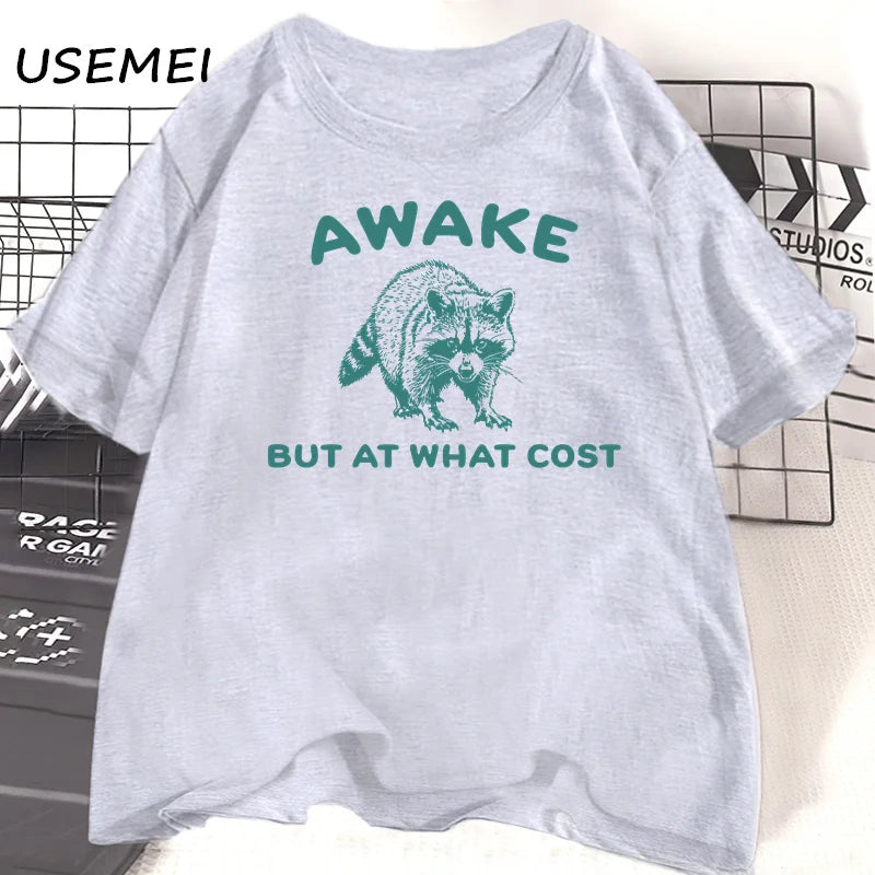Camiseta Unissex Vintage “Awake But At What Cost” – Estampa Guaxinim Engraçado, Algodão