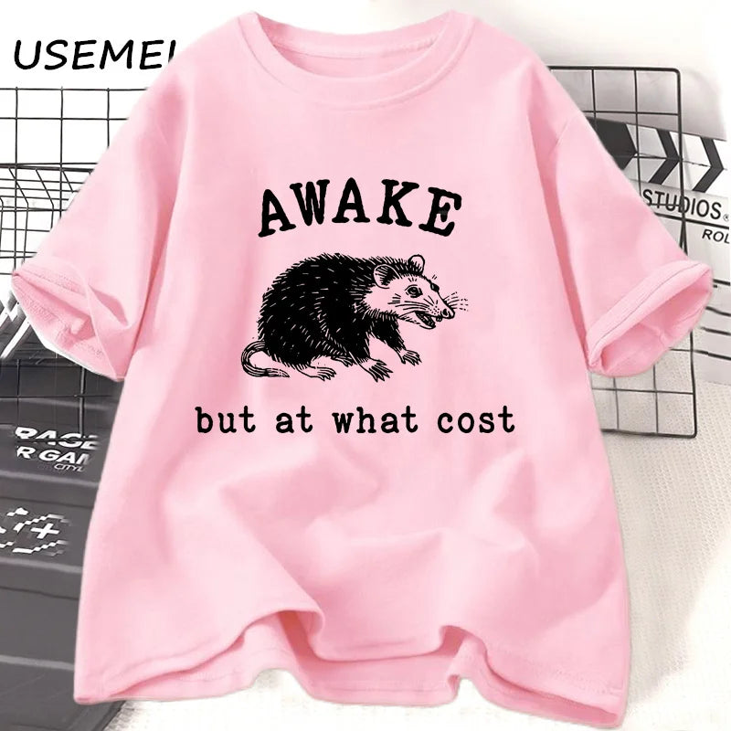Camiseta Retro Awake But At What Cost Possum Divertida Sarcástica Vintage Anos 90