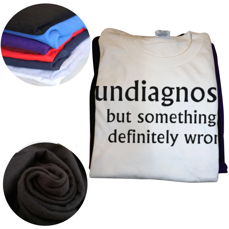 Camiseta Unissex Undiagnosed But Something Is Definitely Wrong Divertida Y2K Algodão