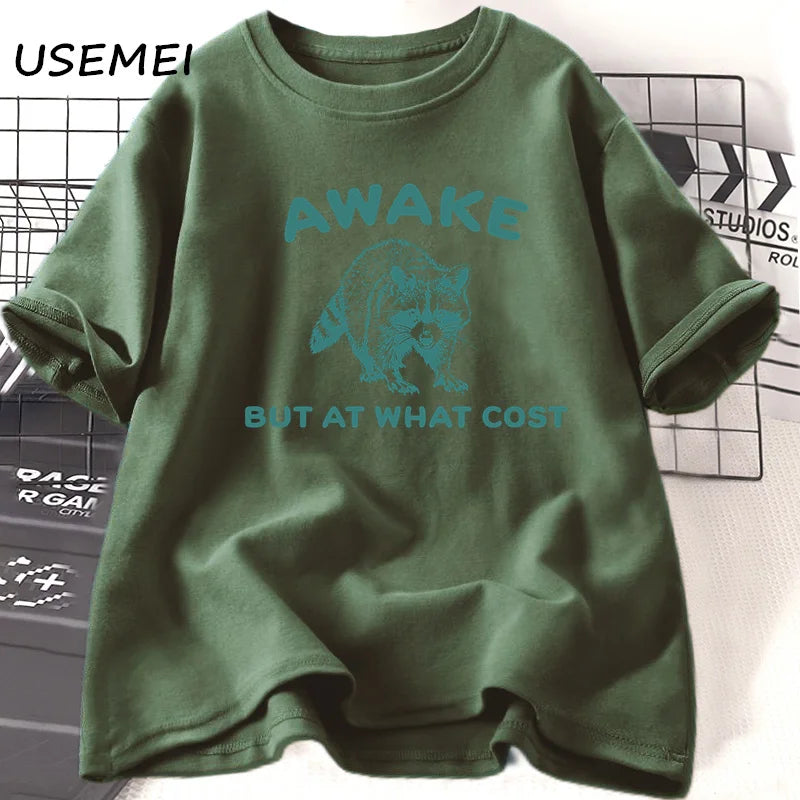 Camiseta Unissex Vintage “Awake But At What Cost” – Estampa Guaxinim Engraçado, Algodão