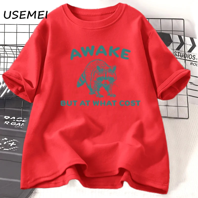 Camiseta Unissex Vintage “Awake But At What Cost” – Estampa Guaxinim Engraçado, Algodão