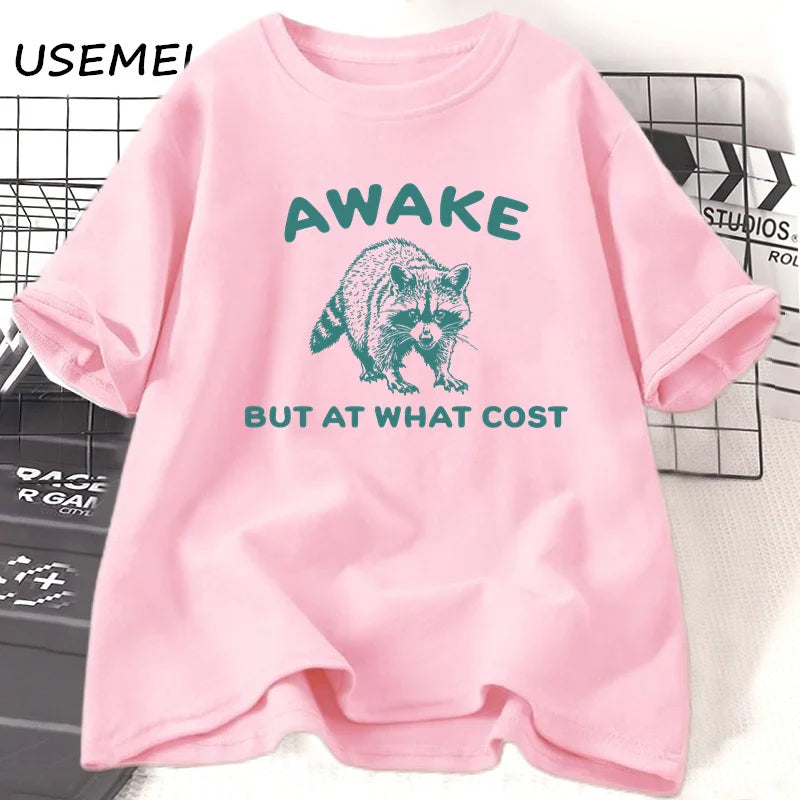 Camiseta Unissex Vintage “Awake But At What Cost” – Estampa Guaxinim Engraçado, Algodão