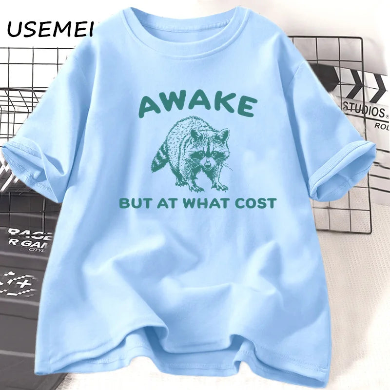 Camiseta Unissex Vintage “Awake But At What Cost” – Estampa Guaxinim Engraçado, Algodão