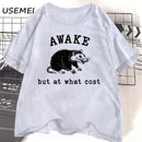 Camiseta Retro Awake But At What Cost Possum Divertida Sarcástica Vintage Anos 90