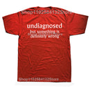 Camiseta Unissex Undiagnosed But Something Is Definitely Wrong Divertida Y2K Algodão