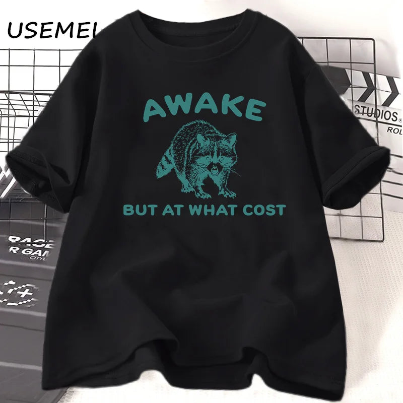Camiseta Unissex Vintage “Awake But At What Cost” – Estampa Guaxinim Engraçado, Algodão