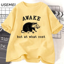 Camiseta Retro Awake But At What Cost Possum Divertida Sarcástica Vintage Anos 90