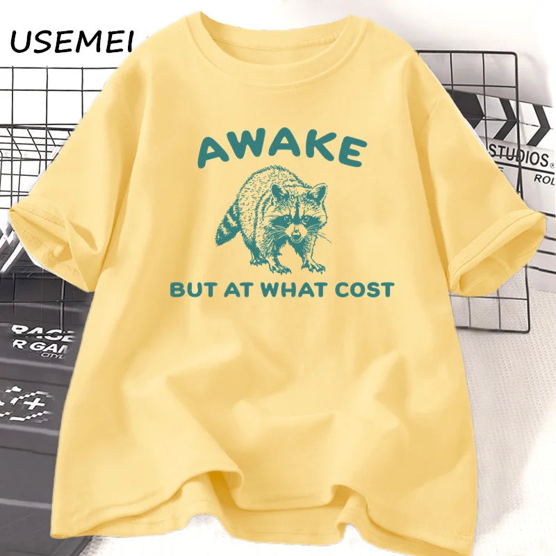 Camiseta Unissex Vintage “Awake But At What Cost” – Estampa Guaxinim Engraçado, Algodão
