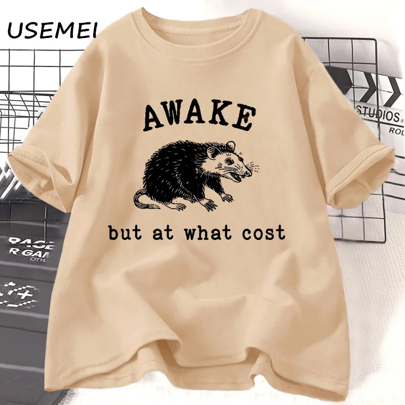 Camiseta Retro Awake But At What Cost Possum Divertida Sarcástica Vintage Anos 90