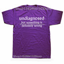 Camiseta Unissex Undiagnosed But Something Is Definitely Wrong Divertida Y2K Algodão