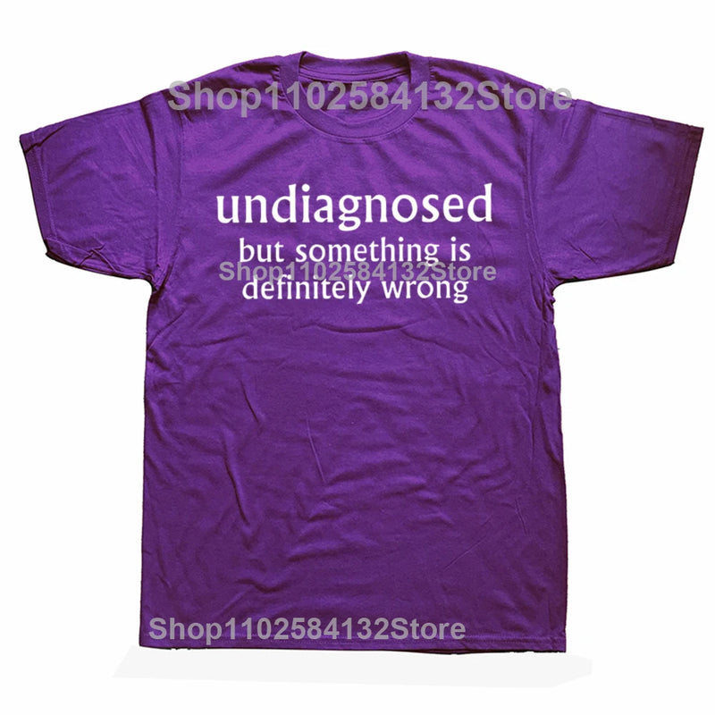 Camiseta Unissex Undiagnosed But Something Is Definitely Wrong Divertida Y2K Algodão