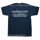Camiseta Unissex Undiagnosed But Something Is Definitely Wrong Divertida Y2K Algodão