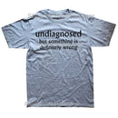 Camiseta Unissex Undiagnosed But Something Is Definitely Wrong Divertida Y2K Algodão